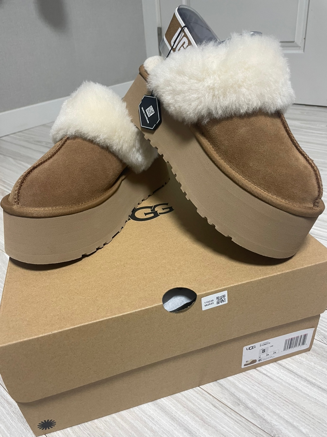 UGG 어그 펀케트 슬라이드 체스트넛 US8 [구매자: 긍정의 힘]